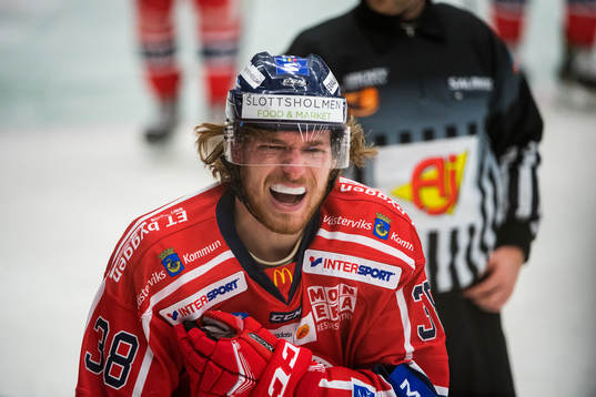 Västerviks Lukas Löfquist har ont i axeln