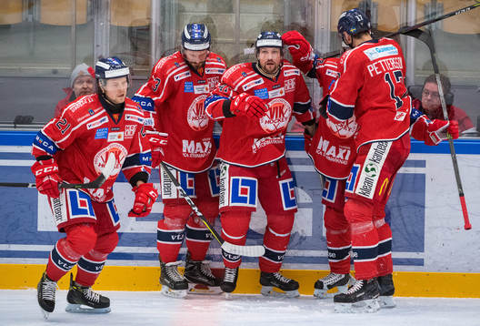 Västerviks Joacim Hedblad jublar med lagkamrater