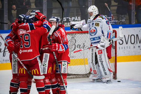 Oskarshamns målvakt Christoffer Rifalk  deppar medan