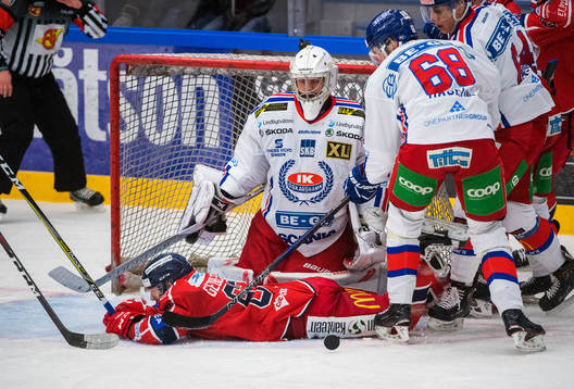 Oskarshamns målvakt Christoffer Rifalk  och Joakim Hagelin