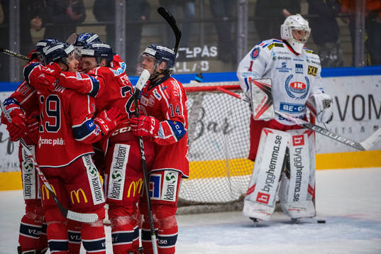 Västerviks Jørgen Karterud jublar med lagkamrater