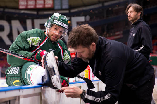 Frölundas Joel Lundqvist får sin skridsko slipad av