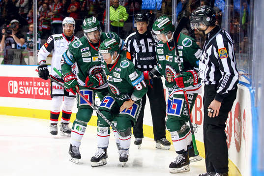 Frölundas Ryan Lasch får hjälp av isen
