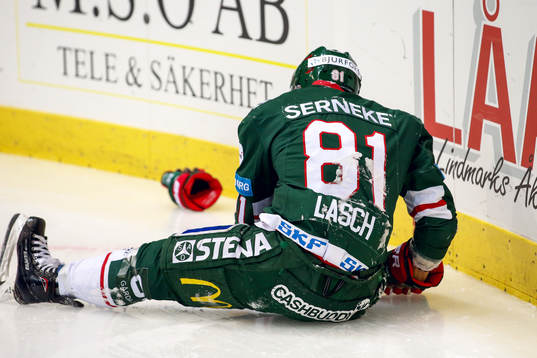 Frölundas Ryan Lasch blir liggande och tvingas utgå