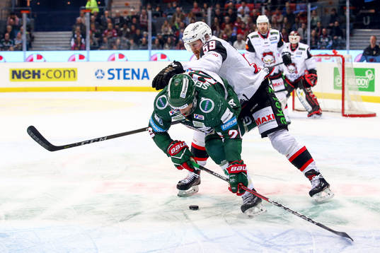 Frölundas Joel Lundqvist och Malmö Redhawks Anton Mylläri