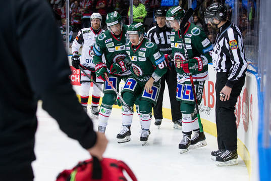 Frölundas Ryan Lasch hjälps av isen av Joel Lundqvist och