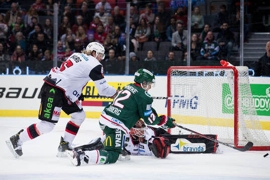 Frölundas Max Friberg med en målchans