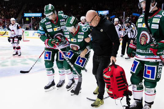 Frölundas Ryan Lasch leds av isen med en skada