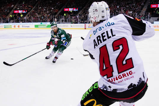 Malmö Redhawks Niklas Arell slår en passning förbi