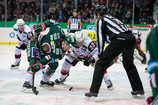 Frölundas Simon Hjalmarsson tekar mot Malmö Redhawks Erik