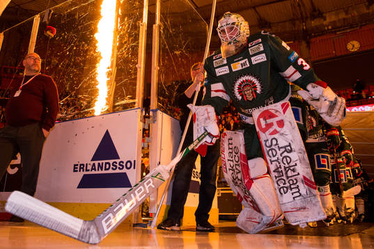 Frölundas målvakt Johan Gustafsson åker ut på isen
