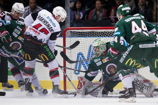 Malmö Redhawks Rhett Rakhshani med en chans framför