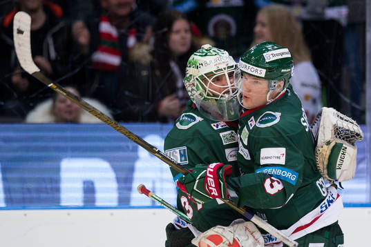 Frölundas Carl Grundström jublar ihop med målvakt Johan