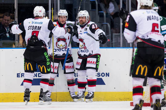 Malmö Redhawks Erik Forssell jublar ihop med Frederik