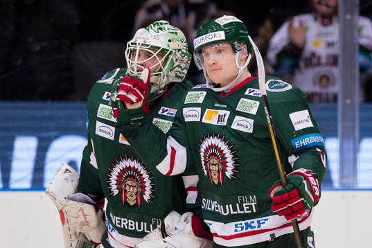 Frölundas Carl Grundström jublar ihop med målvakt Johan
