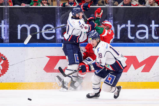 Linköpings Emil Sylvegård tacklar Moras Marcus Fagerudd