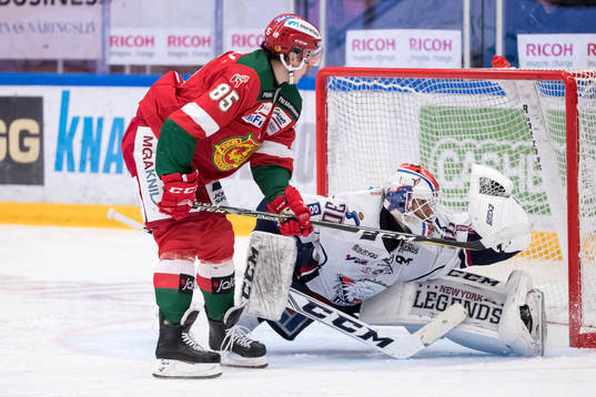 Linköpings målvakt Jacob Johansson räddar straff från