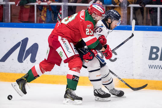 Moras Tomas Skogs och Linköpings Andrew Gordon  i