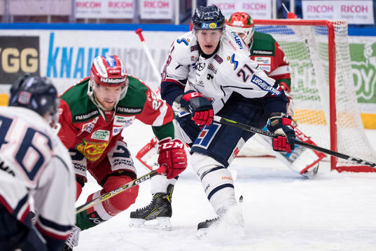 Linköpings Emil Sylvegård  i ishockeymatchen i SHL mellan
