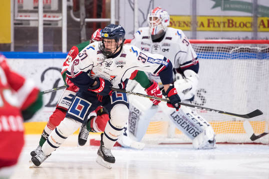 Linköpings Adam Ginning  i ishockeymatchen i SHL mellan