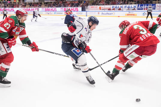Moras Brandon Gormley och Linköpings Ken André Olimb  i