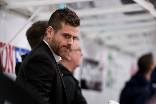 Moras tränare Daniel Hermansson   i ishockeymatchen i SHL
