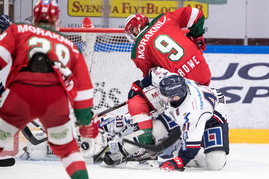 Moras Andrew Rowe framför Linköpings målvakt Jacob