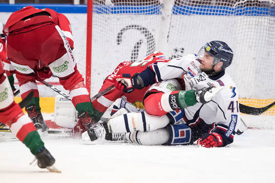 Linköpings Chad Billins och Moras Andrew Rowe  i