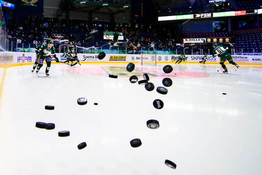 Puckar kastas ut på isen