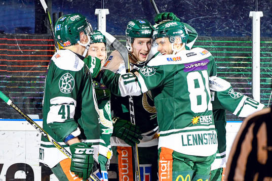 Färjestads Per Åslund jublar med lagkamrater