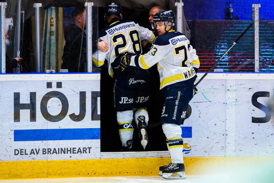 s Anton Bengtsson får hjälp av isen av Sebastian