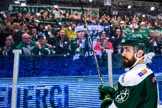 Färjestads Morgan Ellis jublar och tackar publiken