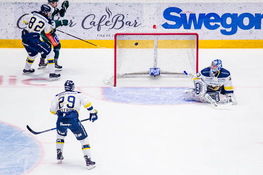s målvakt Fredrik Pettersson-Wentzel ser på när en puck