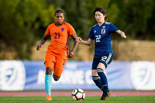 Nederländernas Lineth Beerensteyn och Japans Risa Shimizu
