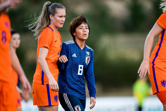 Nederländernas Desiree Van Lunteren och Japans Mana