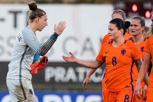 Nederländernas Sari Van Veenendaal jublar med Sherida