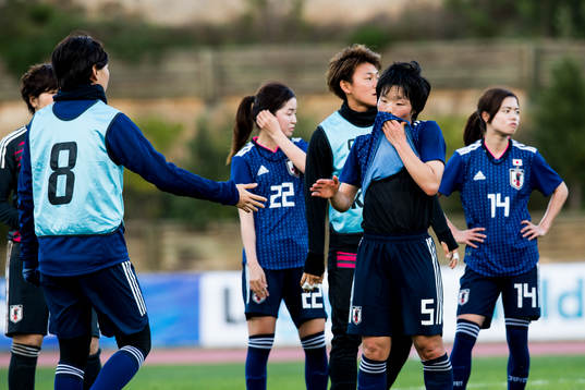 Japans Mana Iwabuchi och Nana Ichise deppar