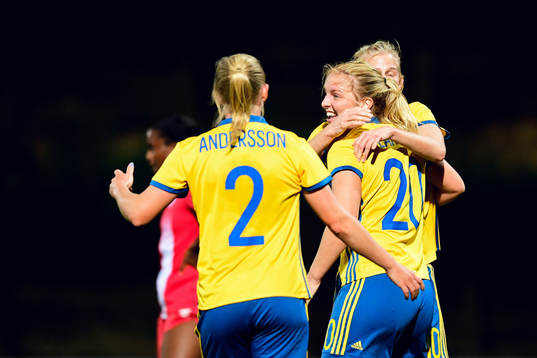 Sveriges Mimmi Larsson jublar med lagkamrater