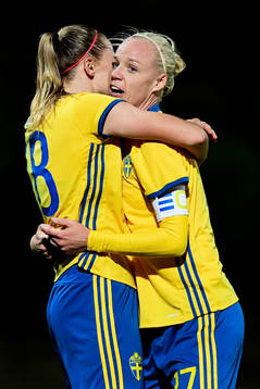 Sveriges Fridolina Rolfö och Caroline Seger jublar