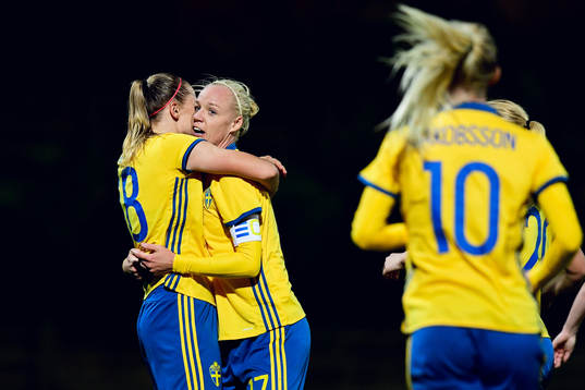 Sveriges Fridolina Rolfö och Caroline Seger jublar