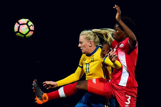 Sveriges Stina Blackstenius och Kanadas Kadeisha Buchanan