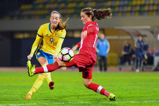 Sveriges Kosovare Asllani och Kanadas Desiree Scott