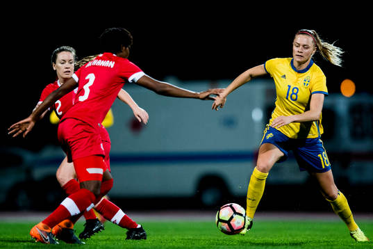 Kanadas Kadeisha Buchanan bevakar Sveriges Fridolina Rolfö