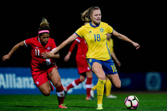 Sveriges Fridolina Rolfö jagas av Kanadas Desiree Scott