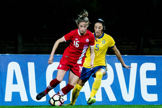 Kanadas Janine Beckie och Sveriges Anna Oskarsson