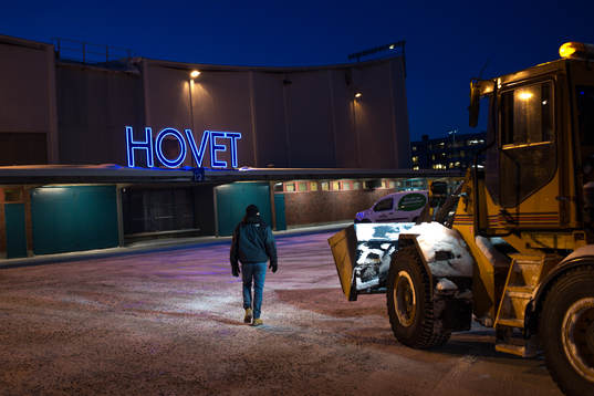 Hjullastare utanför Hovet före ishockeymatchen i SHL