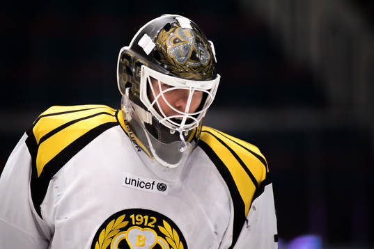 Brynäs målvakt Linus Fernström före ishockeymatchen i
