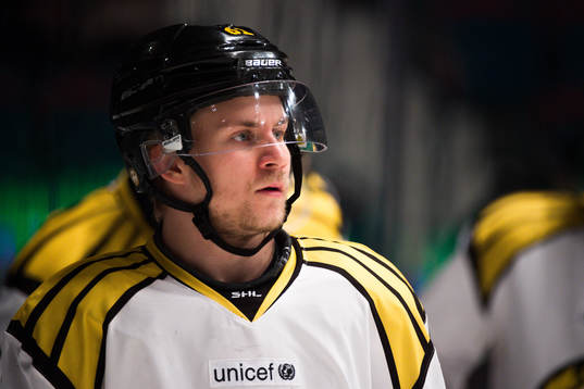 Brynäs Juuso Ikonen före ishockeymatchen i SHL mellan