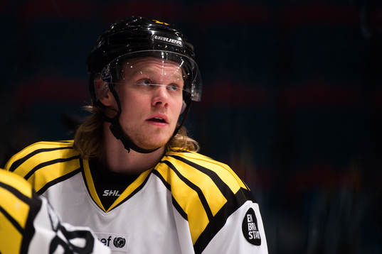 Brynäs Ludvig Nilsson före ishockeymatchen i SHL mellan