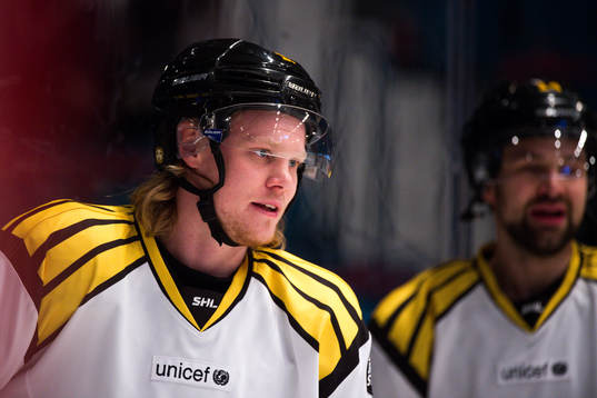 Brynäs Ludvig Nilsson före ishockeymatchen i SHL mellan
